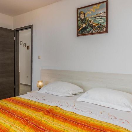 Lovely Apartment In Mali Losinj With Kitchen Екстериор снимка