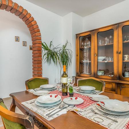 Lovely Apartment In Mali Losinj With Kitchen Екстериор снимка