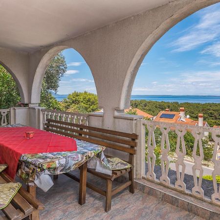 Lovely Apartment In Mali Losinj With Kitchen Екстериор снимка