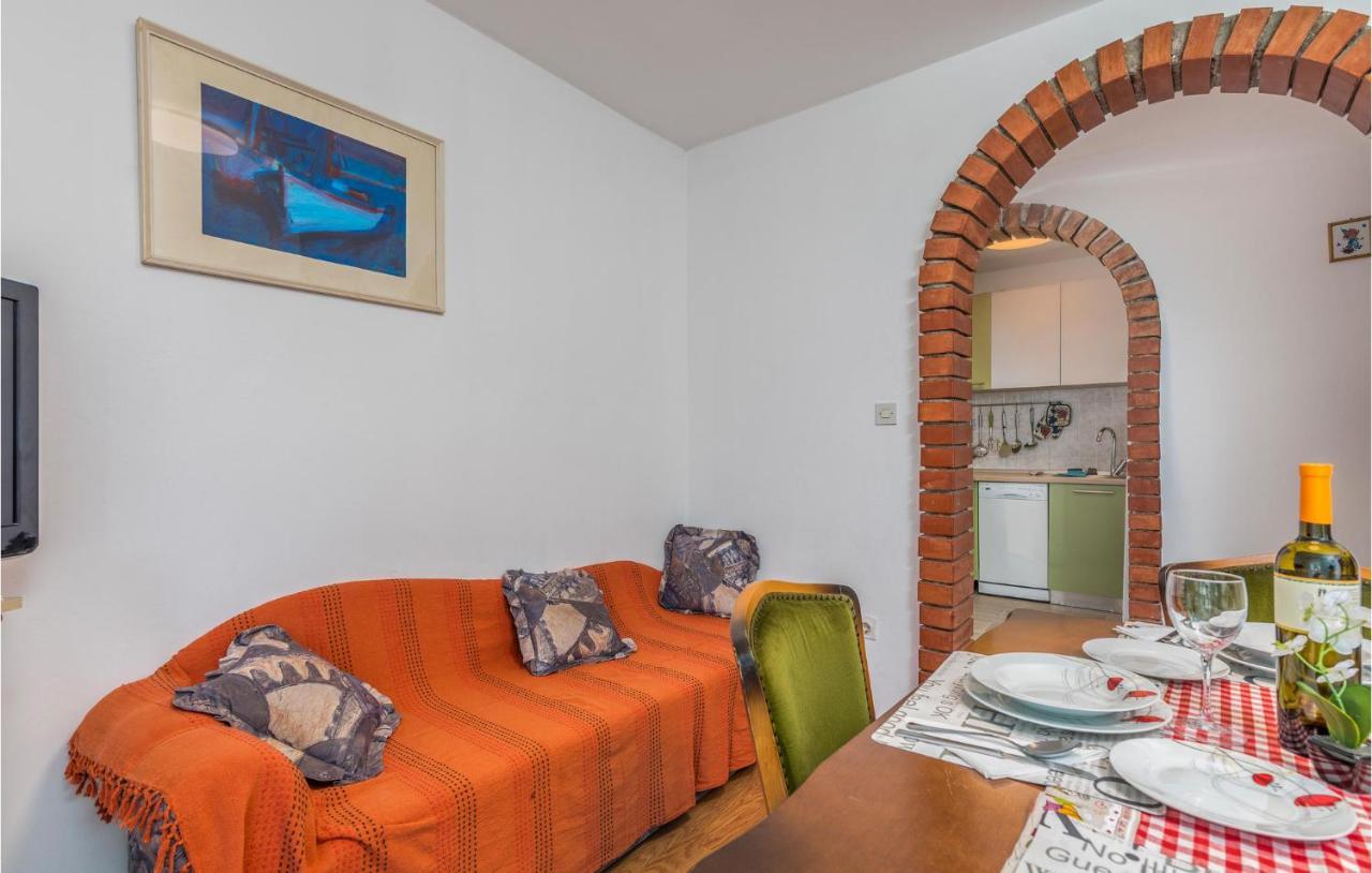 Lovely Apartment In Mali Losinj With Kitchen Екстериор снимка