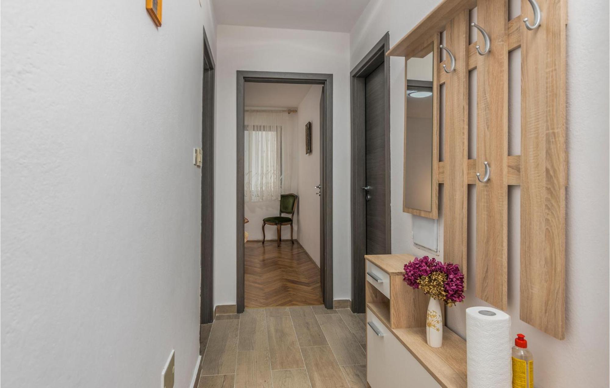 Lovely Apartment In Mali Losinj With Kitchen Екстериор снимка