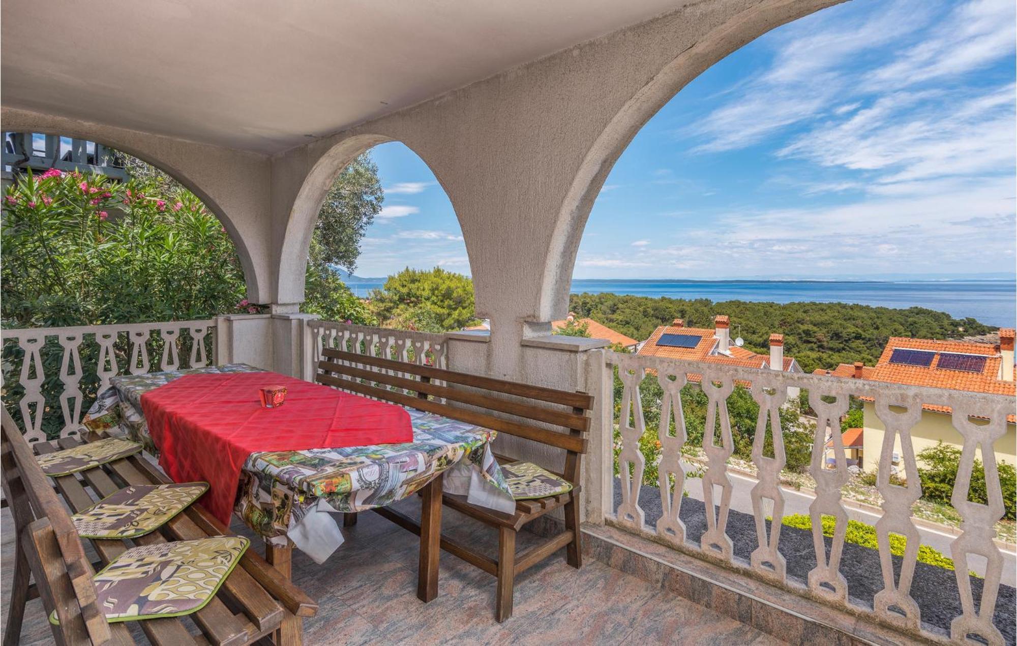 Lovely Apartment In Mali Losinj With Kitchen Екстериор снимка